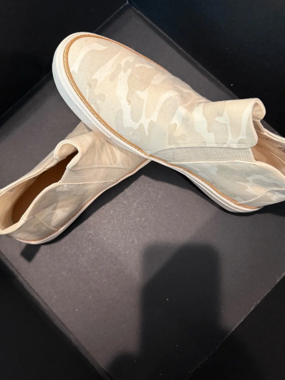 TOMS - BRYCE EGRET CAMO SLIP-ON SNEAKER size 8 1/2 NWT